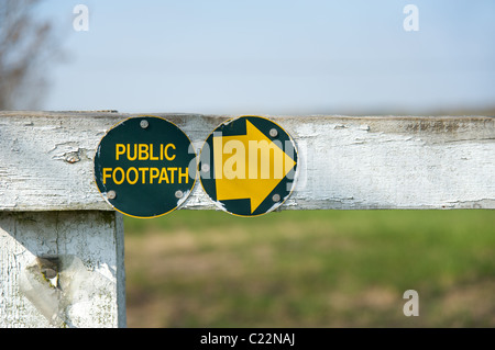Ein öffentlicher Fußweg Zeichen angehängt an einen Zaun auf Hansells Farm in Avon, Warwickshire, England, UK Stockfoto