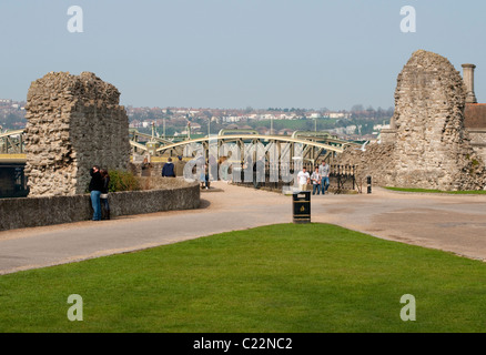 Medway Brücke aus Rochester Castle Grounds in Kent Stockfoto