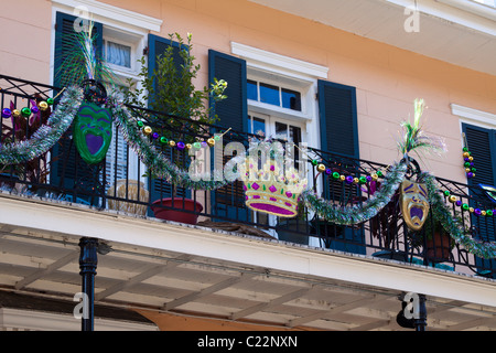 New Orleans schmiedeeisernen Balkon geschmückt mit Krone und Comedy Tragödie Masken für Karneval Stockfoto