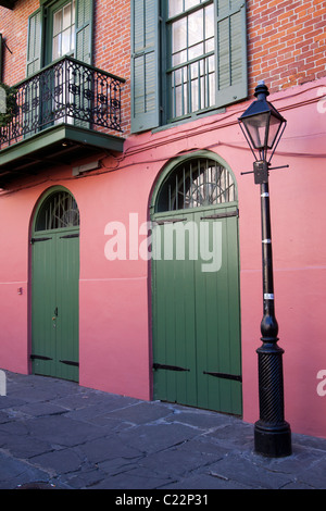 Berühmten Laterne auf Piraten-Gasse durch das Cabildo im French Quarter von New Orleans Stockfoto