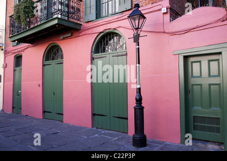 Berühmten Laterne auf Piraten-Gasse durch das Cabildo im French Quarter von New Orleans Stockfoto