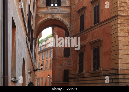 Straßenszene in Rom. Auf Straße drängen ockerfarbenen Gebäuden und Torbogen. Stockfoto