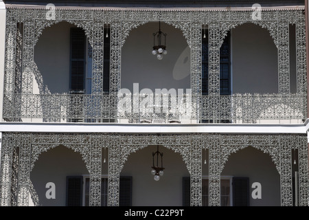 Reich verzierte schmiedeeiserne Balkongeländer Robinson Haus im Garden District von New Orleans Stockfoto