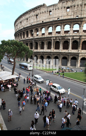Blick von oberhalb der Bushaltestelle vor dem Kolosseum in Rom Stockfoto