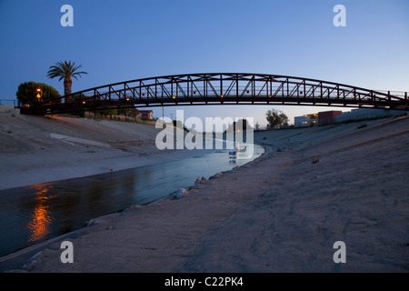 Fußgängerbrücke über den Baliona Creek bei Sonnenuntergang, Culver City, Los Angeles, Kalifornien, USA Stockfoto