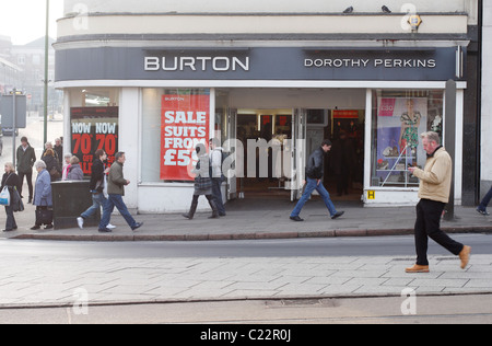 Sales bei Burton Herrenmode Wertaufbewahrungsmittel, angrenzend an Dorothy Perkins, beide im Besitz von der Arcadia Group. Shopper vorbei Stockfoto