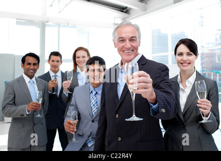Glücklich vielfältige Unternehmensgruppe Toasten mit Champagner Stockfoto