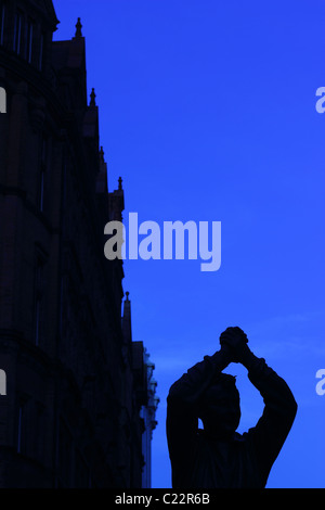 Die Bronzestatue von Brian Clough OBE im Stadtzentrum von Nottingham in der Nacht. Stockfoto