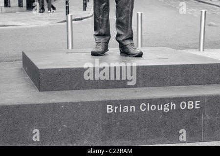 Die Bronzestatue von Brian Clough in Nottingham Stadtzentrum entfernt. Stockfoto