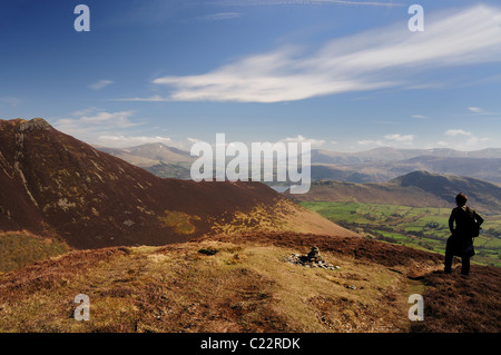 Wanderer auf dem Gipfel des Ard-Felsen, Blick auf den Blick Richtung Causey Hecht, Newlands Valley und fernen Seenplatte Fjälls Stockfoto