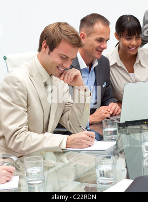 Internationale Business-Leute in einer Besprechung Stockfoto