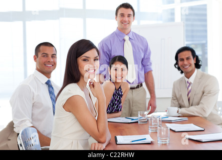 Internationalen Geschäftspartnern in einer Besprechung Stockfoto