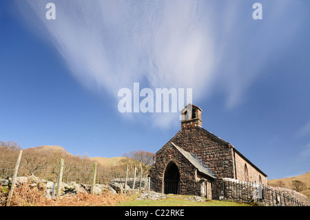 St. James Church in Buttermere im englischen Lake District auf einem klaren sonnigen blauen Himmel Frühlingstag Stockfoto