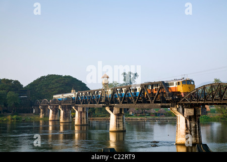 Eine Bahn kreuzt berüchtigten Death Railway Bridge (Brücke über den Fluss Kwai).  Kanchanaburi, Kanchanaburi, Thailand Stockfoto