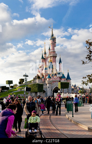 Massen von Menschen in der Nähe von Cinderellas Schloss an Euro Disneyland Paris, Frankreich. Charles Lupica Stockfoto