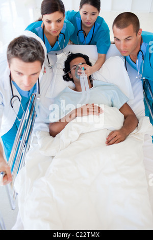 Notfall-Team mit einem Patienten Stockfoto