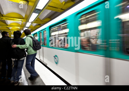 Bewegung verschwommenes Bild von Paris Metro; Paris Frankreich Stockfoto