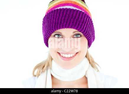 Glühende junge Frau trägt weißen Pullover und bunten Hut Stockfoto