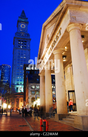 Das Custom House erhebt sich hinter dem Quincy Market in Boston, Massachusetts Stockfoto