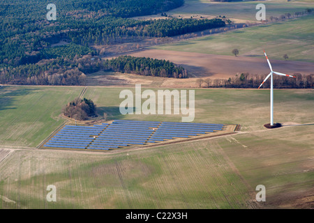 Solarpark in der Nähe von Suedergellersen, Niedersachsen, Deutschland Stockfoto