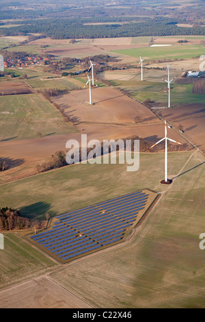 Solarpark in der Nähe von Suedergellersen, Niedersachsen, Deutschland Stockfoto