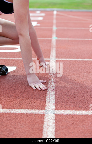 Nahaufnahme einer Frau wartet im Startblock Stockfoto