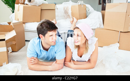 Junges Paar auf dem Boden liegend, nach dem Auspacken Boxen Stockfoto