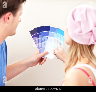 Konzentrierte paar Wahl Farbe für ein Zimmer in ihrem neuen Haus Stockfoto