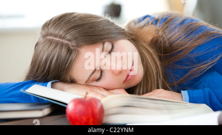 Junges Mädchen schlafen im Wohnzimmer Stockfoto