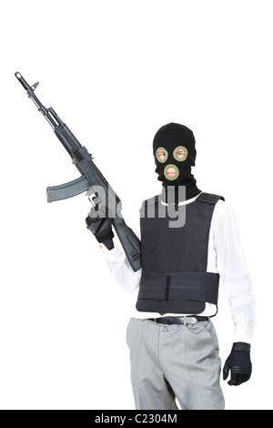 Porträt von Terroristen in Balaclava mit Gewehr auf weißem Hintergrund Stockfoto