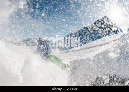 Foto von Snowboarder über Schneewehe im Winter Sport treiben Stockfoto