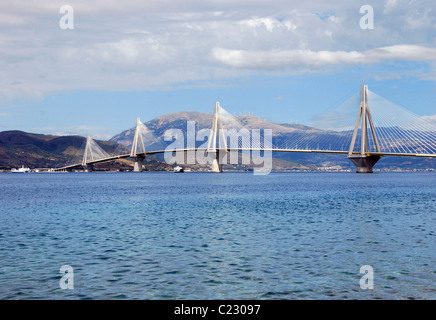 Die Rio-Antirio Brücke über den Golf von Korinth in der Nähe von Patras, Griechenland Stockfoto