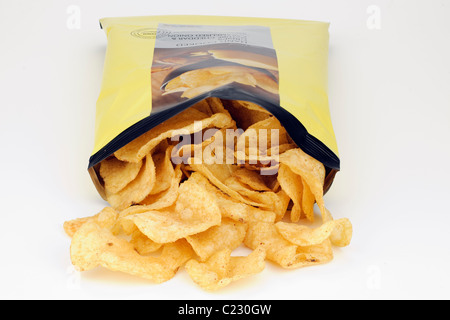 Offene Packung Tesco Finest Hand gekocht Käse und Zwiebel Chips Stockfoto