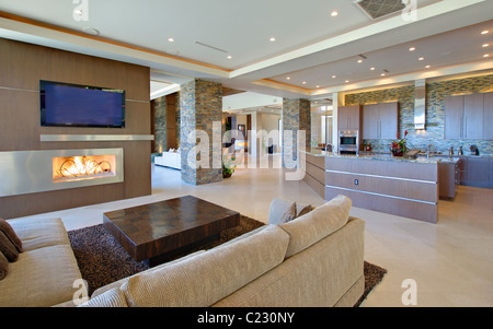 Offenen geplanten Innenraum mit Möbeln: ein Fernseher und eine Küche Stockfoto