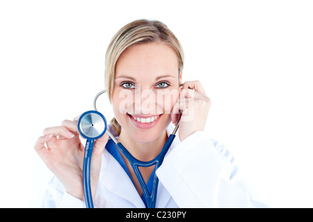 Hübsche junge Ärztin hält ein Stethoskop Stockfoto