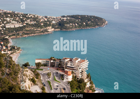 LUFTAUFNAHME. Hotel auf einem Felsvorsprung in schwindelerregender Höhe 300 Meter über dem Mittelmeer. Vista Palace Hotel, Roquebrune-Cap-Martin, Frankreich. Stockfoto