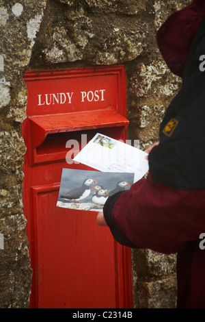 Buchung Postkarten an der Lundy Post Box auf Lundy Island, Devon, England UK im März Stockfoto