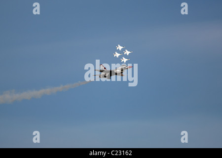 F16 und eine Staffel von vier F16 in der Ferne bei der Nellis Air Show 2010. Nellis Air Force Base in North Las Vegas, Clark County, Nevada, USA. Stockfoto