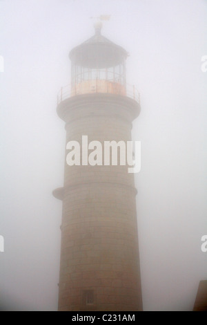 Alte Leuchtturm Leuchtturm durch dicke Nebel auf Lundy Island, Devon, England UK im März umhüllt Stockfoto