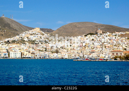 Gesamtansicht der Hermoupoli, der Hauptstadt der Kykladen-Inseln. Stockfoto
