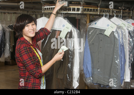 Frau arbeitet in der Waschsalon Stockfoto