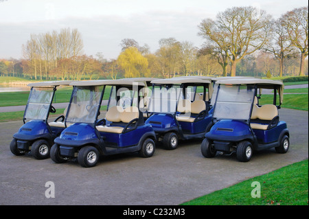 Foto von Golf-Buggies abgestellt am Morgen außerhalb des Clubhauses. Stockfoto