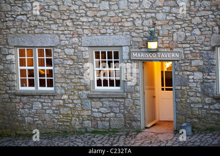 Mariscos" Tavern Pub in der Dämmerung auf Lundy Island, Devon, England UK im März Stockfoto