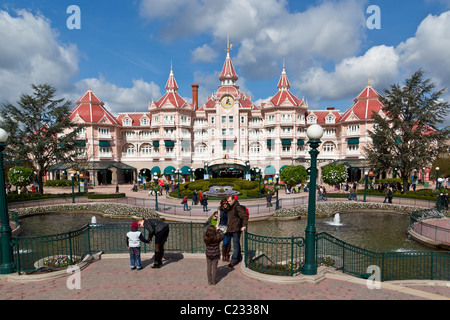 Vor dem Haupteingang zum Disneyland Paris Frankreich. Studio Lupica Stockfoto