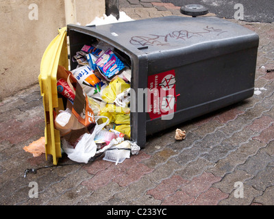 Abfallbehälter / Mülltonnen überfüllt Müll Stockfoto