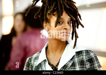 Eine schöne afroamerikanische Frau mit Freunden im Hintergrund Stockfoto