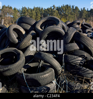 Alten Gummireifen auf dem Lande. Stockfoto