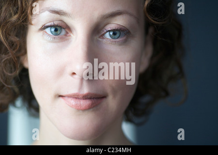 Mitte Erwachsene Frau schaut direkt in die Kamera Stockfoto