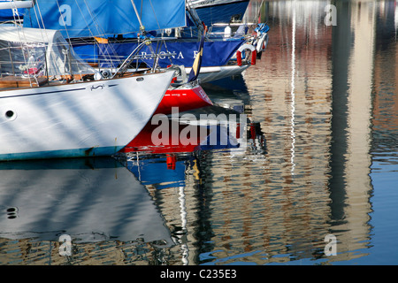 Yachten ankern in St Katharine Dock, Wapping, London, Großbritannien Stockfoto