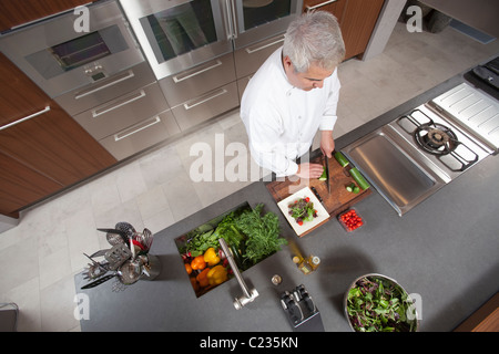 Mitte-Adult Küchenchef bereitet Salat: Übersicht Stockfoto